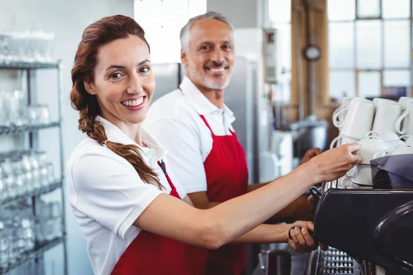 Barista usando a máquina de café — Fotografia de Stock