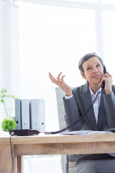 Улыбающаяся деловая женщина звонит на работу — стоковое фото