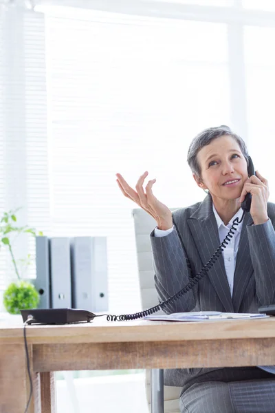 Sorridente imprenditrice che telefona al lavoro — Foto Stock