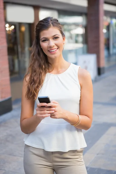 Retrato de mulher sorridente usando smartphone — Fotografia de Stock