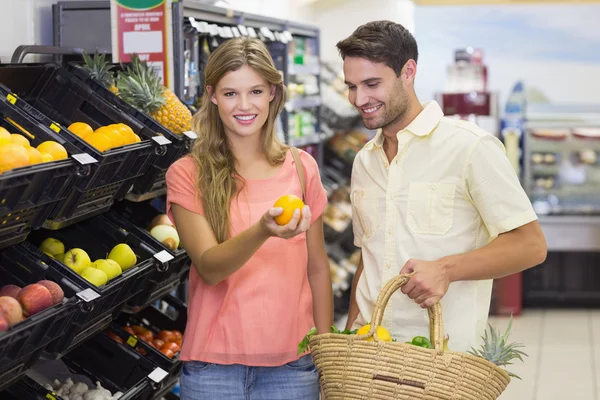 Casal que compra produtos alimentares no supermercado — Fotografia de Stock