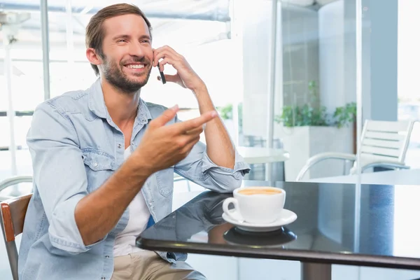 Glad man pratar i telefon — Stockfoto