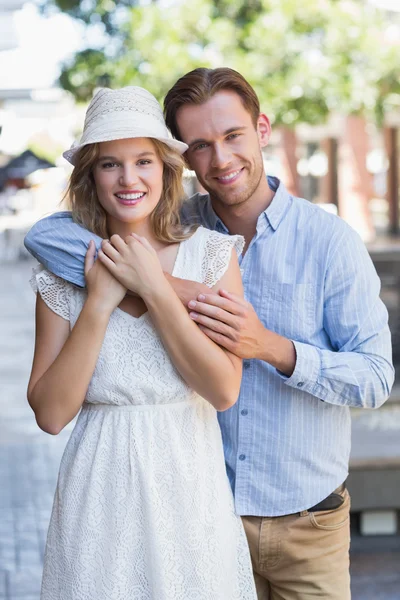 De pie linda pareja mirando a la cámara — Foto de Stock