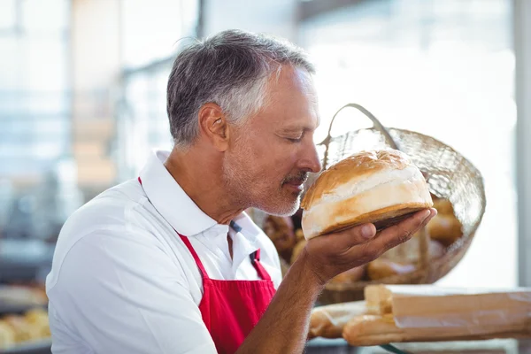 服务员嗅到新鲜出炉的面包 — 图库照片