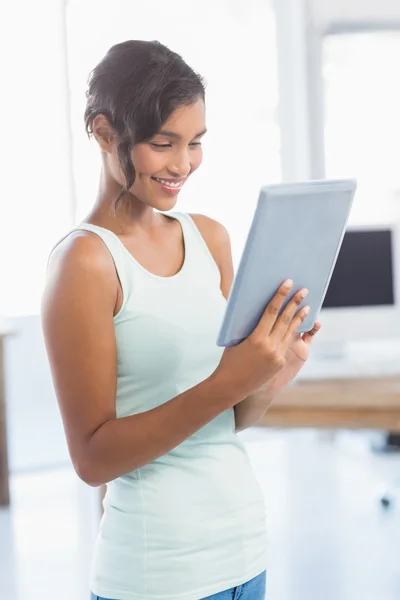 Casual bruna mostrando tablet computer — Foto Stock