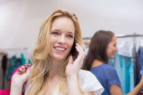 Szép szőke beszél a telefonon — Stock Fotó