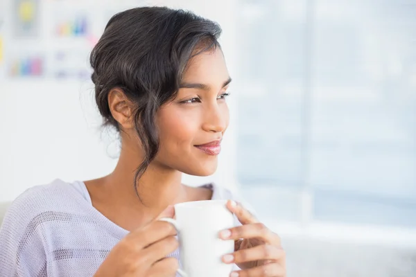 Casual businesswoman having a coffee at desk — Stock Photo, Image