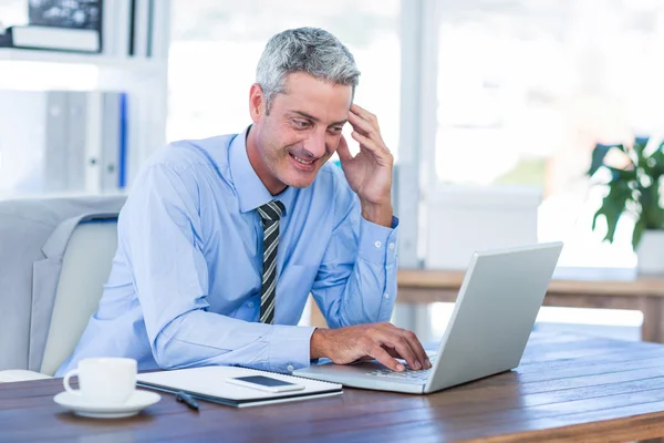 Gelukkig zakenman met behulp van laptopcomputer — Stockfoto