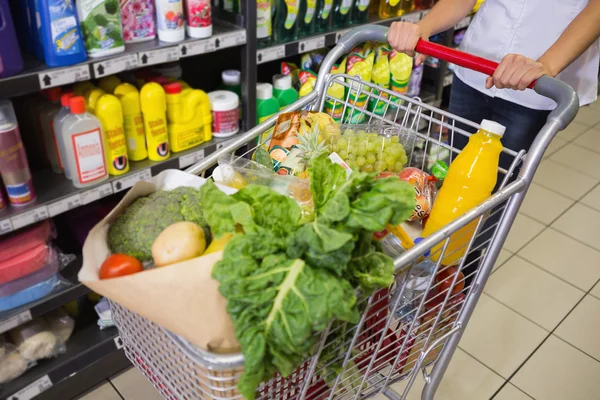 Kvinna köpa produkter med sin vagn — Stockfoto