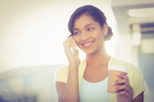 Casual affärskvinna prata telefon — Stockfoto