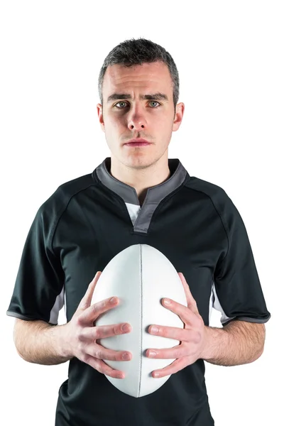 Jogador de rugby segurando uma bola de rugby — Fotografia de Stock