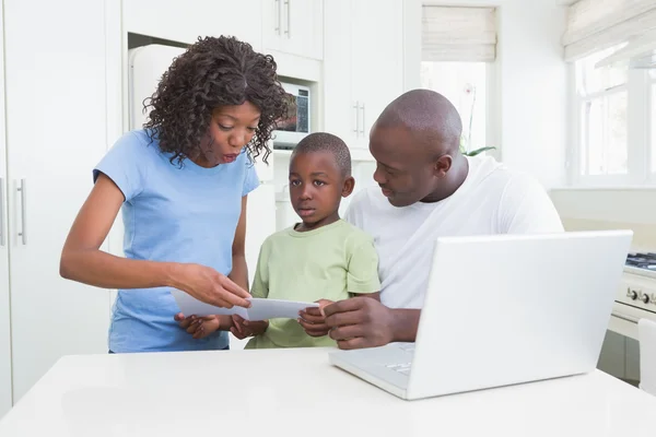 Een familie werken en het gebruik van zijn computer — Stockfoto