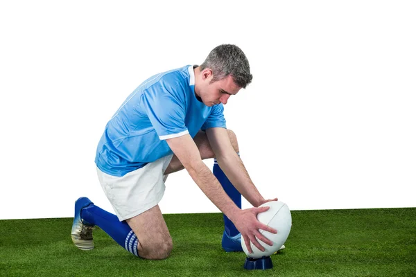 Jogador de rugby pronto para fazer drop kick — Fotografia de Stock