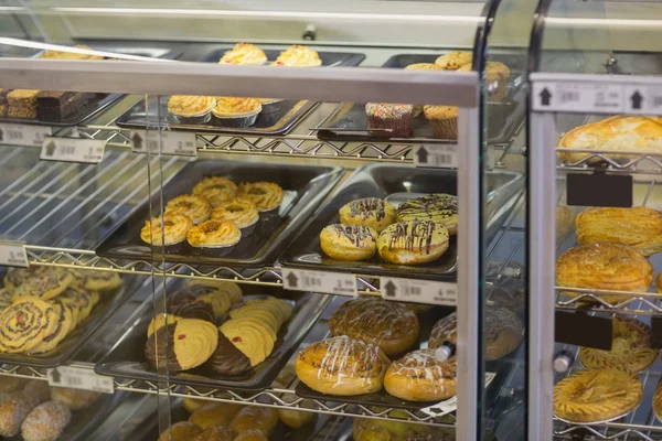 Keuze van gebakjes in cafetaria — Stockfoto