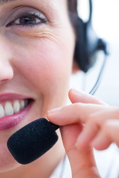 Mujer de negocios bastante morena usando auriculares — Foto de Stock