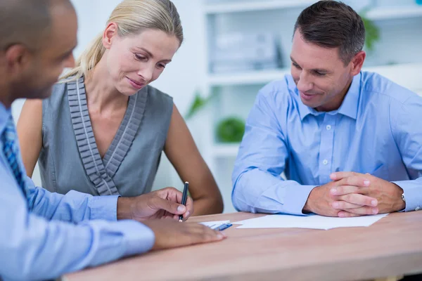 A smiling business team brainstorming together — Stock Photo, Image