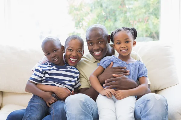 Щаслива сім'я на дивані — стокове фото