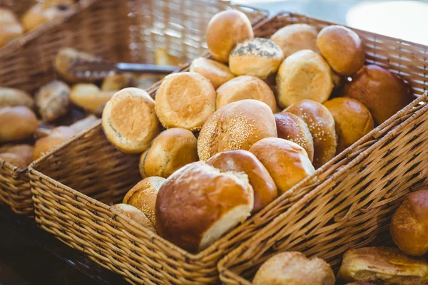 Panier de remplissage avec du pain délicieux — Photo