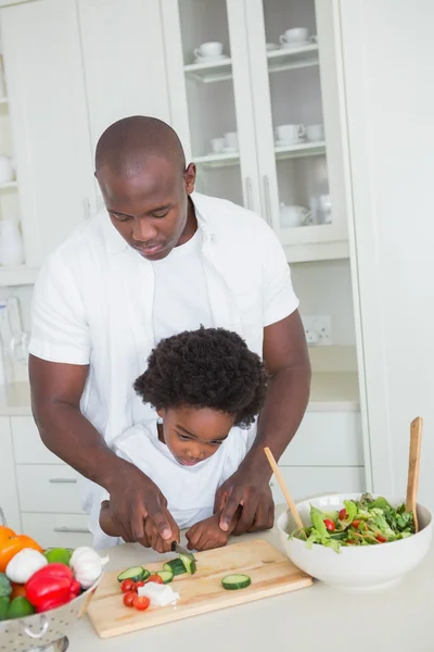 Pai feliz e filho preparando legumes — Fotografia de Stock