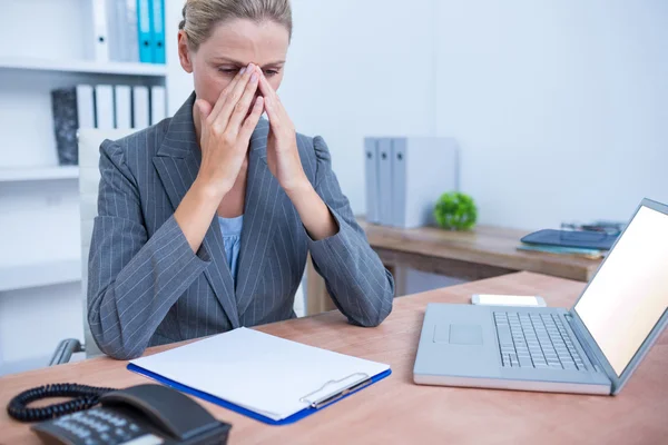 Hübsche blonde Geschäftsfrau mit Notizblock — Stockfoto