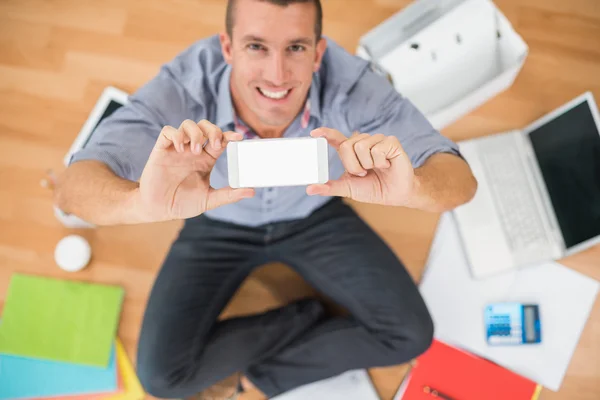 Jovem empresário criativo mostrando seu smartphone — Fotografia de Stock