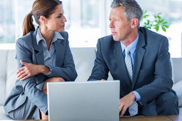 Mensen uit het bedrijfsleven met behulp van laptopcomputer — Stockfoto