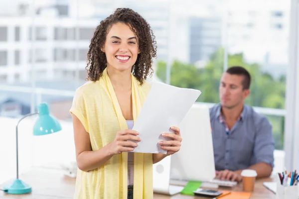 Femme d'affaires souriante tenant un cahier — Photo