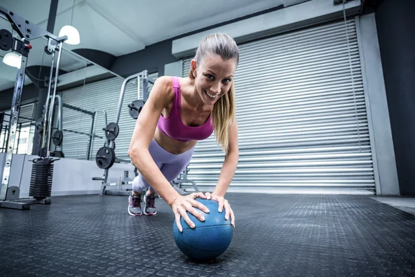 Une femme musclée sur une planche — Photo