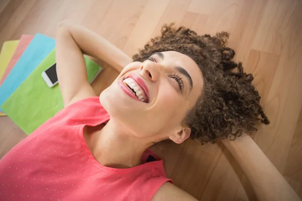 Jeune femme d'affaires créative couchée sur le sol — Photo