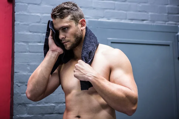 Hombre musculoso con una toalla —  Fotos de Stock