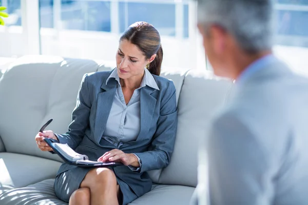 Geschäftsleute sprechen gemeinsam auf Couch — Stockfoto