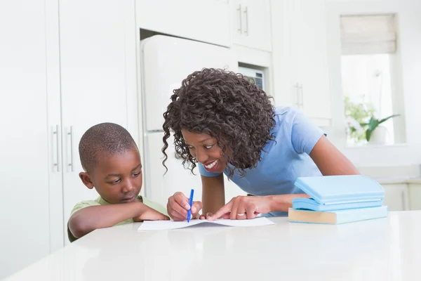 Moeder met zijn zoon werken — Stockfoto