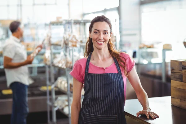 Jolie serveuse penchée sur le comptoir — Photo