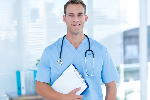 Médico sonriente mirando a la cámara —  Fotos de Stock