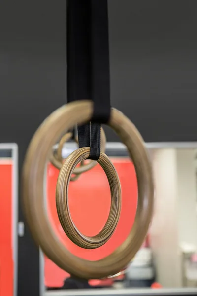 Anillos gimnásticos en gimnasio crossfit — Foto de Stock