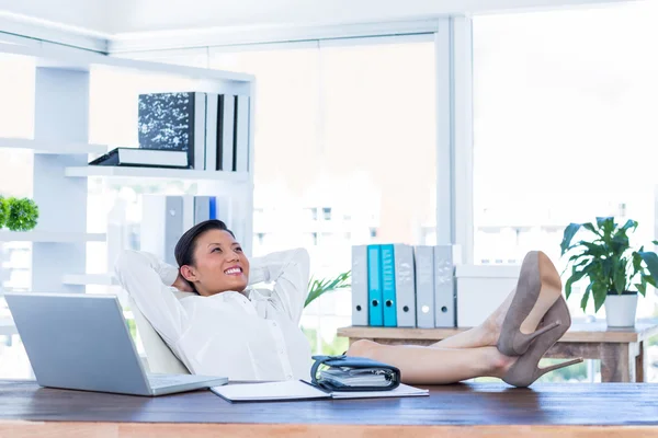 Geschäftsfrau entspannt im Drehstuhl — Stockfoto