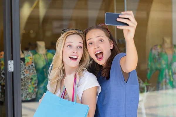 Heureux amis souriants prenant un selfie — Photo