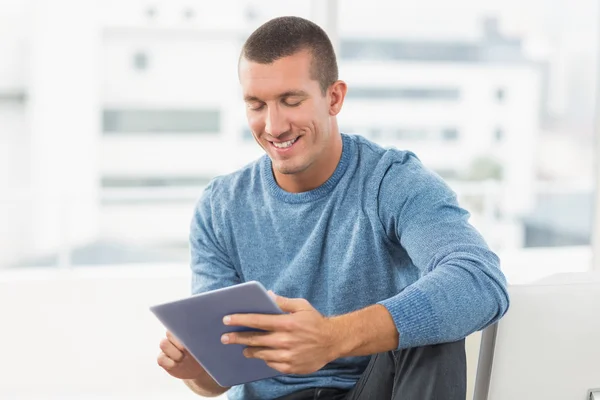 Jonge creatieve ondernemer op zoek naar zijn Tablet PC — Stockfoto