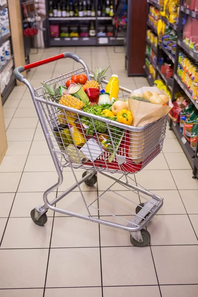 Een kar met gezond voedsel — Stockfoto