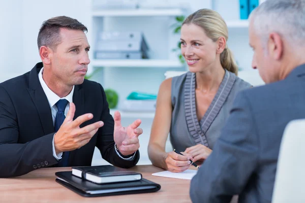 Geschäftsleute sprechen bei Treffen — Stockfoto