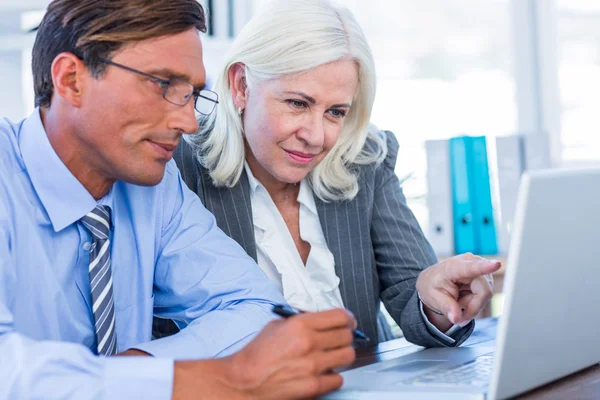 Zakelijke mensen die werken op laptop computer — Stockfoto