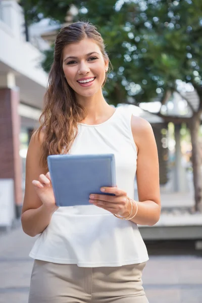 Retrato de mulher sorridente usando computador tablet — Fotografia de Stock