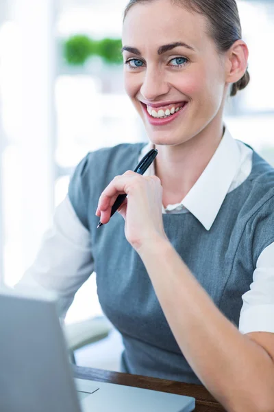 Businesswoman working on laptop computer — Stock Photo, Image