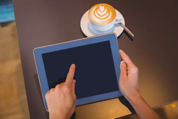 Digital tablet och kaffe på bordet — Stockfoto