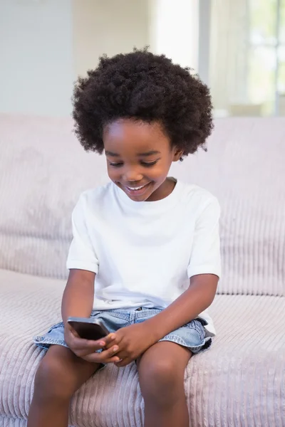 Ragazzino usando una tecnologia — Foto Stock