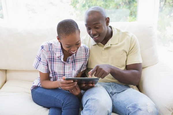 Couple souriant heureux en utilisant une tablette numérique — Photo