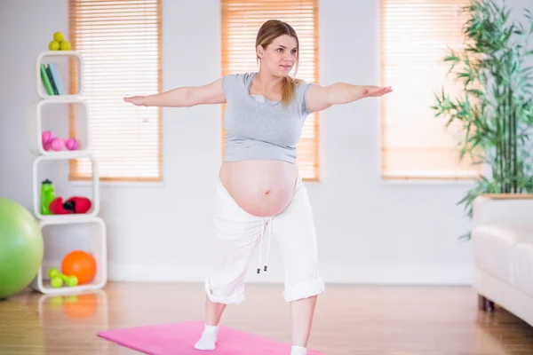 Uma mulher grávida fazendo exercício — Fotografia de Stock