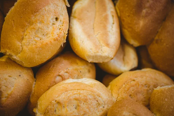 Cesta com pão fresco na padaria — Fotografia de Stock