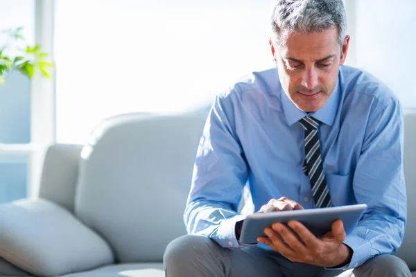 Zakenman met tablet computer — Stockfoto