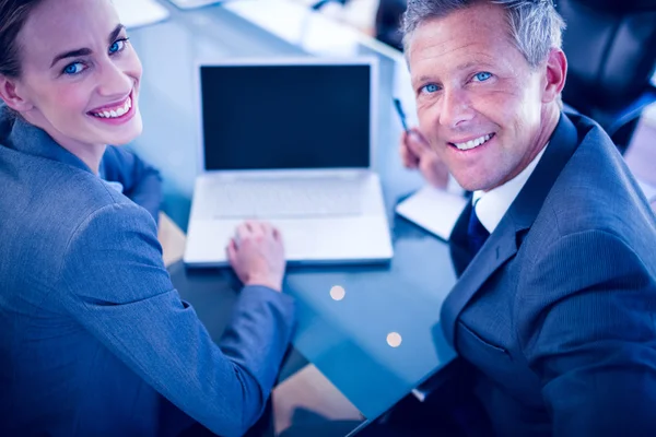 Happy business folk tittar på kameran — Stockfoto